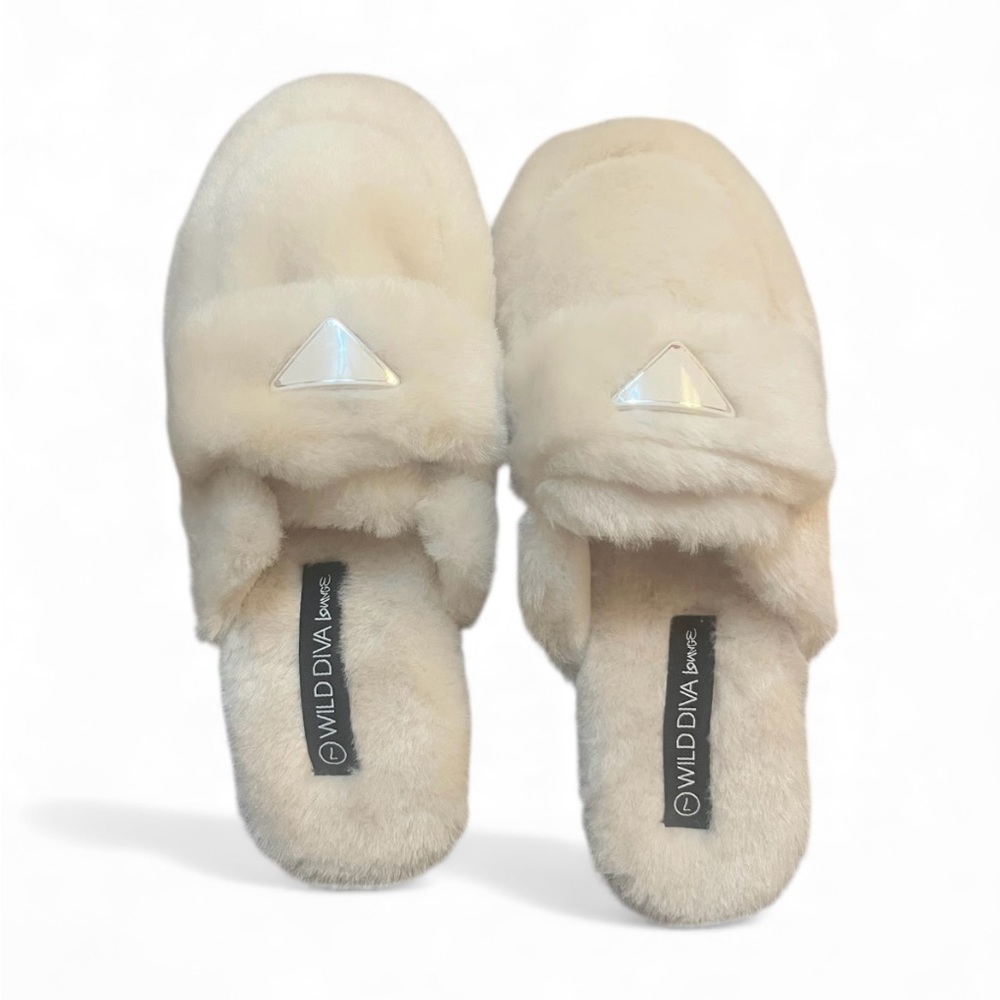 Wild DIVA Lounge Cream Fuzzy Slippers